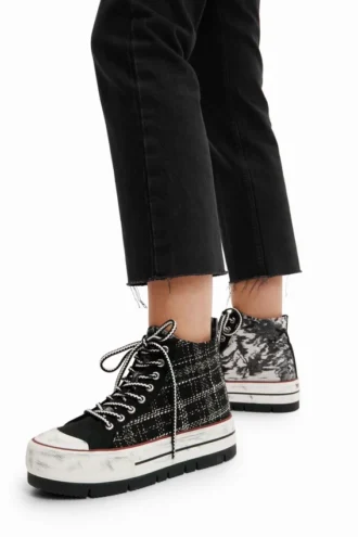 Höga sneakers med tartanmönster och plattform