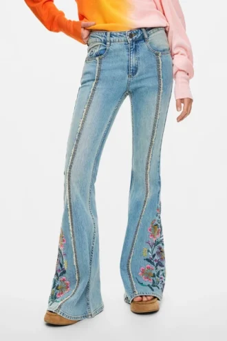 Jeansbyxor med blomsterbroderi