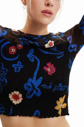 Kort, figursydd T-shirt med blommönster