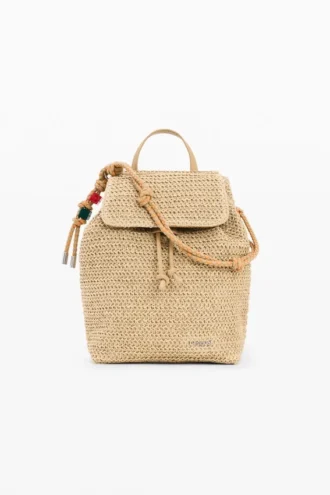 Liten ryggsäck i raffia med berlocker