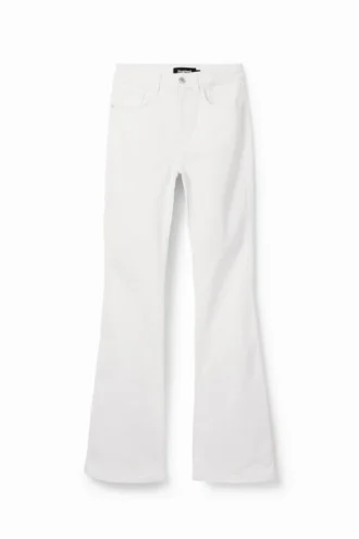 Långa utsvängda jeans
