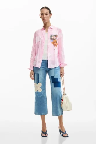 Randig skjorta med vykortmotiv