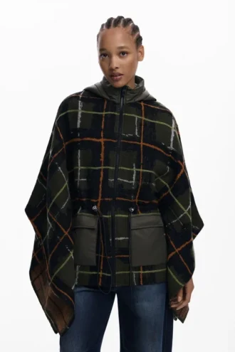 Rutig poncho med vadderad huva