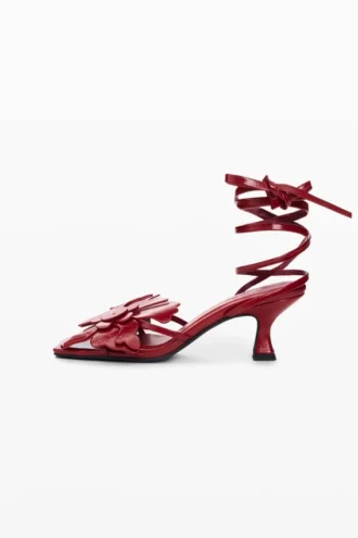 Sandaler med blommiga applikationer
