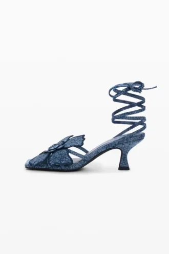 Sandaler med blommiga applikationer