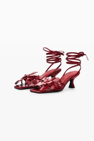 Sandaler med blommiga applikationer