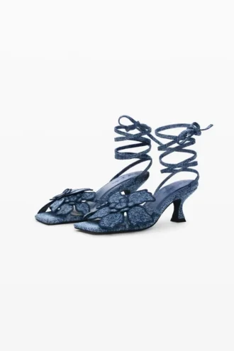 Sandaler med blommiga applikationer