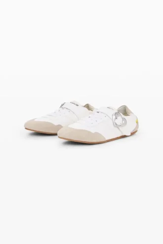 Sneakers i läder med spänne