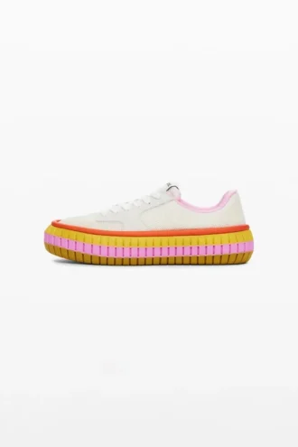 Sneakers med flerfärgad sula